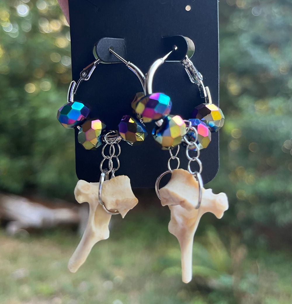 Beaded hoop vertebrae earrings (small)